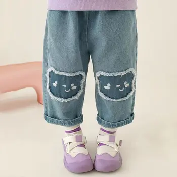 Детские повседневные брюки, свободные прямые джинсы с аппликацией в виде милого медвежонка, джинсовые брюки в корейском стиле, детская осенняя одежда