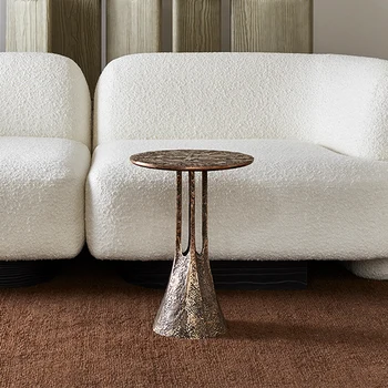 итальянский дизайн, небольшой круглый металлический журнальный столик, антикварный латунный приставной столик для современной гостиной
