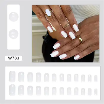 Однотонные белые накладные ногти, полностью покрывающие квадратные искусственные ногти, подходящие к платью горячей девушки.