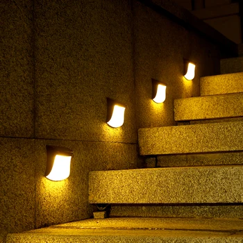 Светодиодный водонепроницаемый уличный настенный светильник на солнечной батарее в коридоре автоматически загорается ночью на ступеньке лестницы, ведущей в сад, во двор
